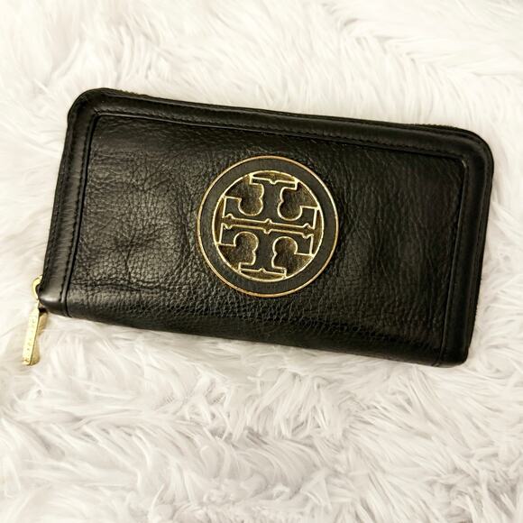 TORY BURCH | Amanda Continental Zip-around wallet Black Pebbled Leather Gold - Picture 2 of 12